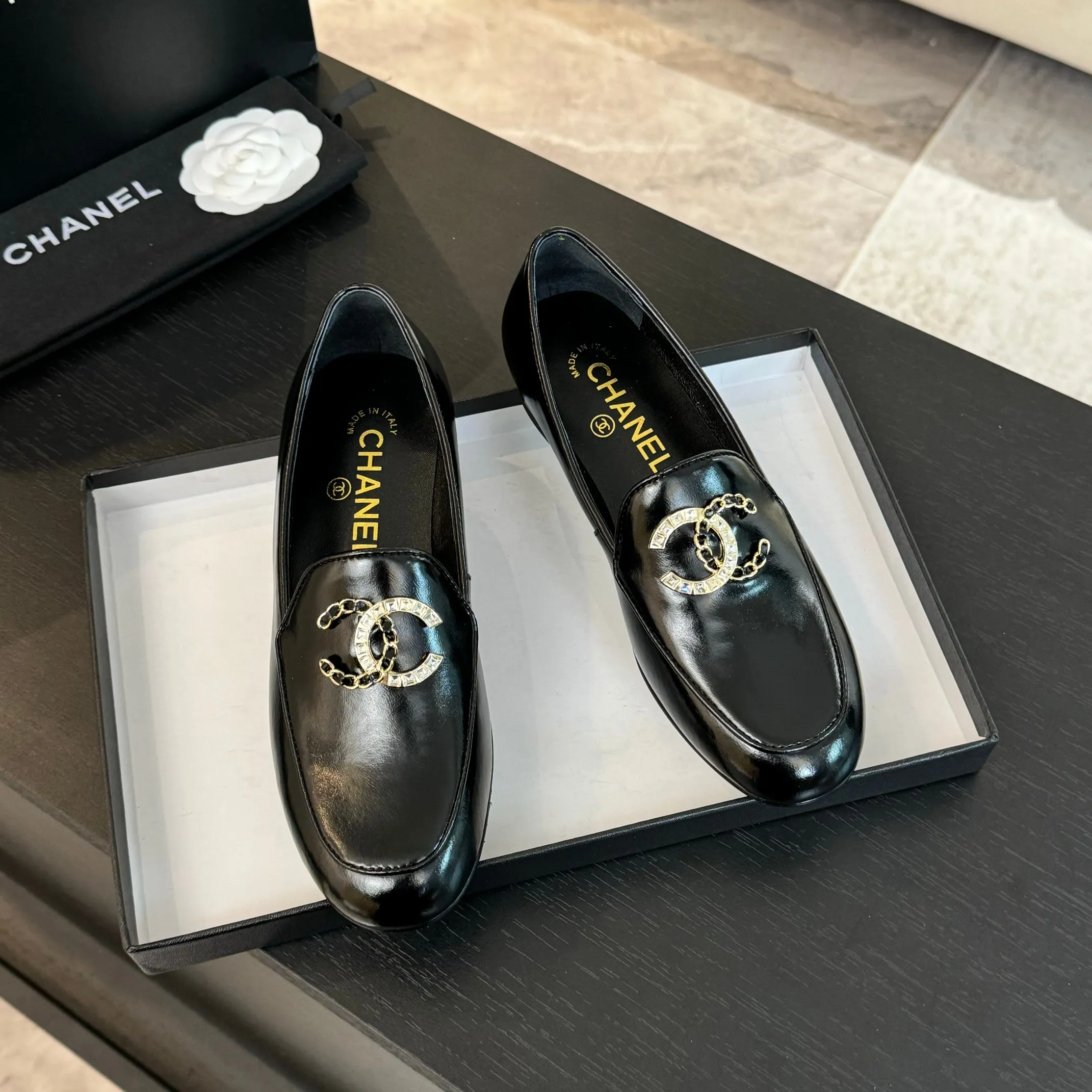 👟👟Ex-factory price 600👟👟 Purchasing-grade CHANEL Xiaoxiang classic retro shoes. I liked this pair at first sight. The design of the upper is very special. The classic hardware buckles embellished with Xiaoxiang are very CHANEL style. It has a high-end feel. The upper feet are very comfortable and soft. The feet are not afraid of being good-looking and comfortable. They are invincible when paired with mid-calf socks, skirts and trousers. It looks simple in style, but it has the effect of elongating the legs immediately on the feet, which is simple and does not lose personality. Adds a touch of coolness. Upper: imported mixed-breed lambskin. Lining: mixed-breed sheepskin. Soft, sweat-absorbent and breathable! Hardware: Exclusive original 1:1 mold development! Long-lasting and does not soften! Outsole: Genuine leather outsole imported from Italy. Height is about 2.5cm. Different market currency. We are different. Size: #34-42 (34 40 41 customized, non-refundable)